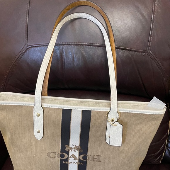 coach city zip tote with horse and carriage